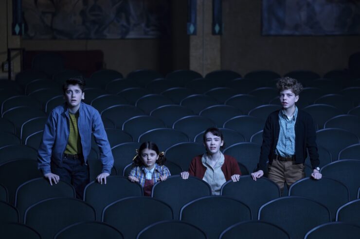 Les premières photos de la série IT : Bienvenue à Derry, nouvelle adaptation de Ça de Stephen King.